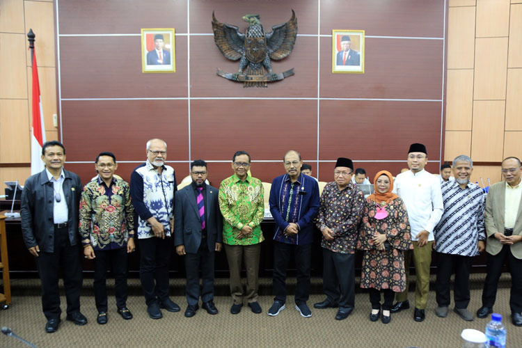 RDP dengan Menkopolhukam, Wakil Jaksa Agung, dan BIN di Nusantara V Komplek Parlemen, Jakarta, Selasa (4/7). (FOTO: Dok: DPD RI)