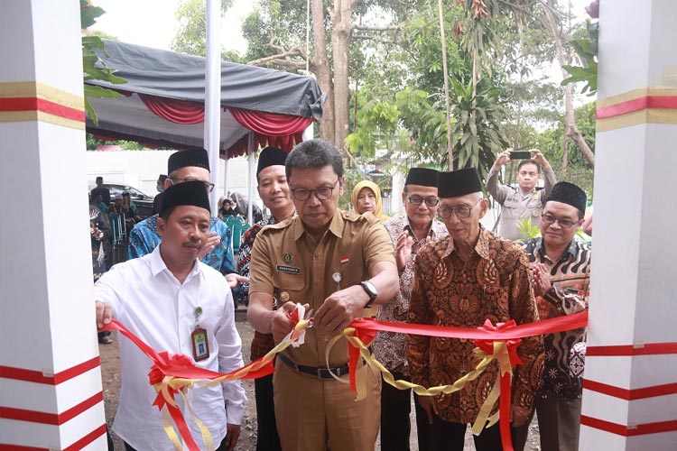 Pj Walikota Yogyakarta, Singgih Raharjo dan Ketua Umum Yayasan Masjid Syuhada KRT H Jatiningrat saat meresmikan rumah bagi imam dan muadzin Masjid Agung Syuhada. (FOTO: Pemkot Yogyakarta)