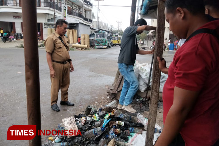 UPTB Pasar Kompak Kerja Bakti Bersihkan Pasar Inpres Kota Waingapu
