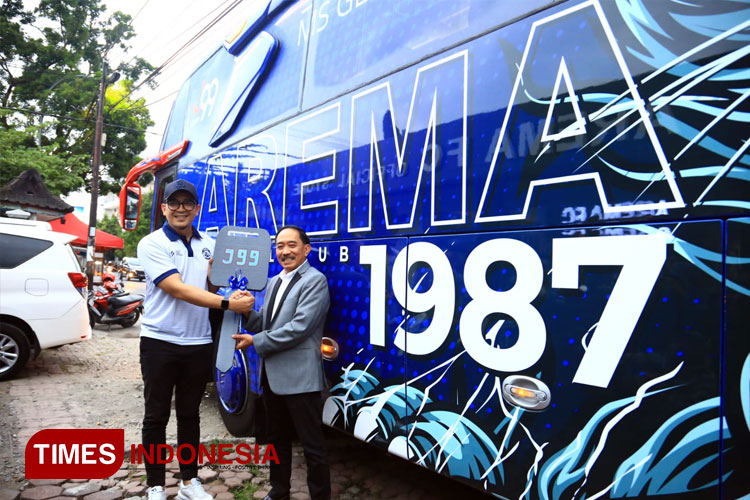 JCorp Hibahkan Bus Official untuk Arema FC
