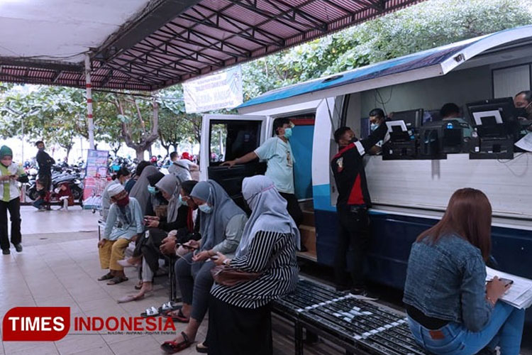 Tim Pelangi Disdukcapil Banyuwangi sedang melayani masyarakat yang membuat atau memperbaiki adminduk. (FOTO: Dok. TIMES Indonesia)