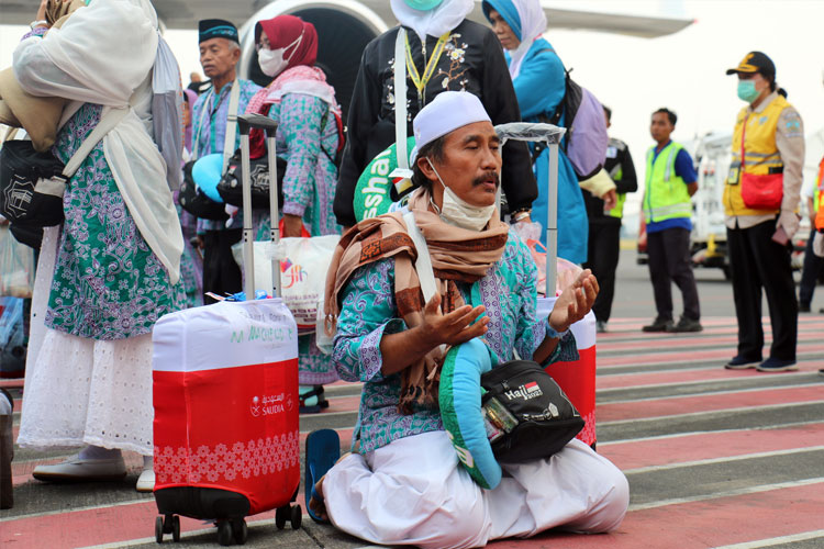 Mendarat di Bandara Juanda, Jemaah Haji Kloter Pertama Sujud Syukur
