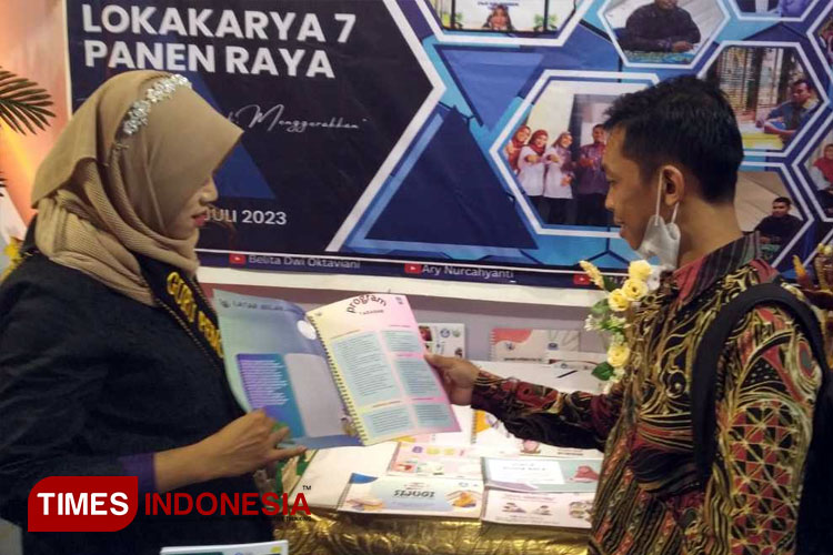 Salah satu guru penggerak Kota Kediri saat memperlihatkan karyanya (FOTO: Yobby/TimesTIMES Indonesia)