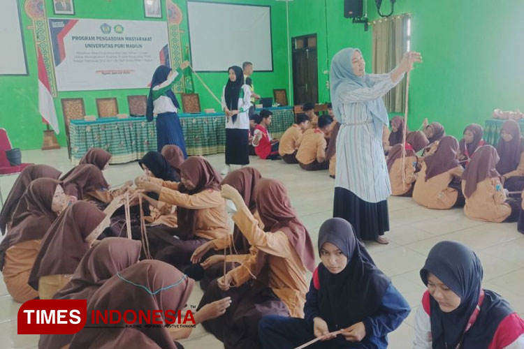 Asah Keterampilan Inovatif, Dosen UNIPMA Latih Siswa MAN 1 Ngawi Kerajinan Makrame