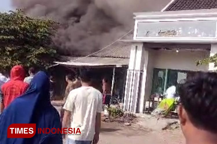 Asap hitam pekat muncul dari lima warung makan dan minuman di TPI Paiton, Kabupaten Probolinggo. (FOTO: Dicko W/TIMES Indonesia)