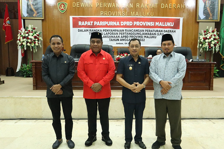 Wagub Maluku Serahkan Ranperda Pertanggungjawaban Pelaksanaan APBD 2022 kepada DPRD