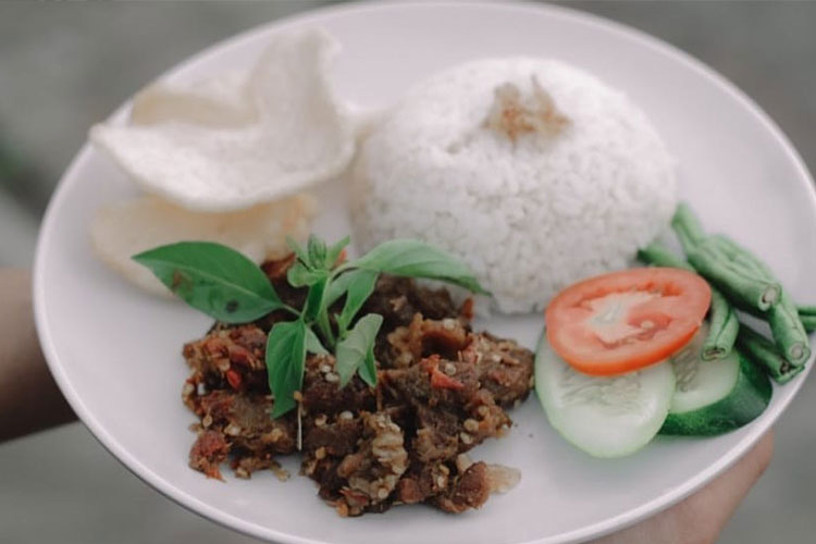 Salah satu kuliner Best Seller di Lohjinawi yakni Oseng Mercon Lohjinawi, berisikan daging tetelan dengan rasa rempah pedas, gurih, dan manis, creamy yang lezat. (FOTO: Lohjinawi Kopi dan Makanan For TIMES Indonesia)