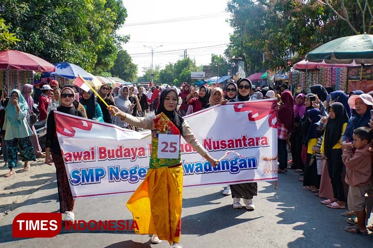 Foto: Pawai budaya Nusantara oleh forum Kartar Kecamatan Kwadungan menyemarakkan hari jadi Kabupaten Ngawi ke 665. (Foto: Romy for TIMES Indonesia)