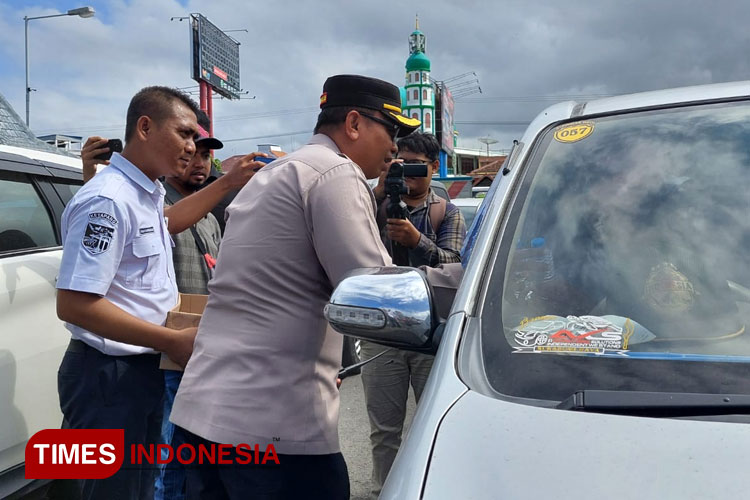 Pelabuhan Ketapang Banyuwangi Macet Kiloan Meter, Polisi Bagikan Air Mineral