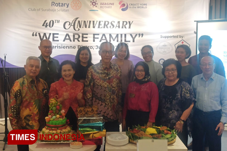 Acara potong tumpeng saat Anniversary 40th Rotary Club of Surabaja Selatan di Parisienne Pastry and Bakery Surabaya, Rabu (5/7/2023). (Foto: Lely Yuana/TIMES Indonesia)