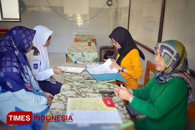 Suasana daftar ulang PPDB tahap 2 jalur prestasi nilai akademik raport di SMAN 1 Pacitan, Senin (26/6/2023) lalu. (FOTO: Adi for TIMES Indonesia) 