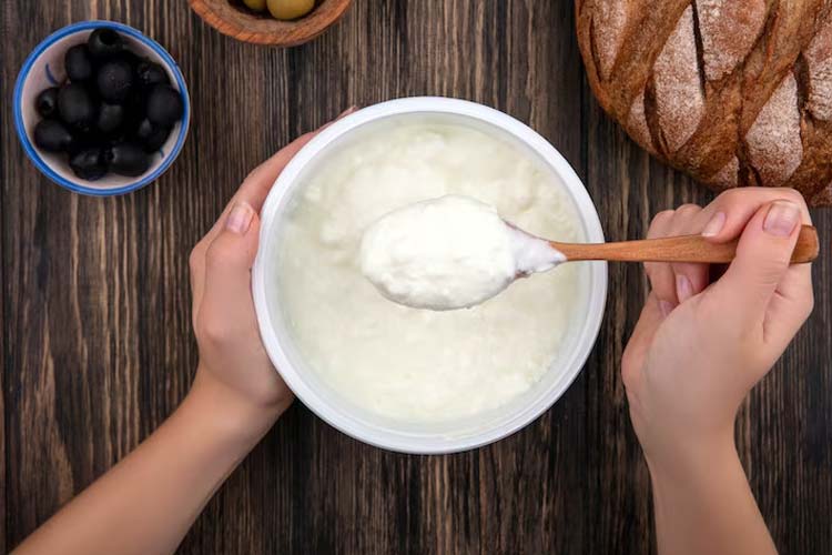 Salah satu olahan susu yang paling populer di dunia yaitu yoghurt. (Foto: freepik)