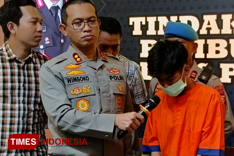 Kapolres Ponorogo AKBP Wimboko saat bertanya kepada salah satu tersangka pembunuhan. (Foto:Marhaban/TIMES Indonesia)