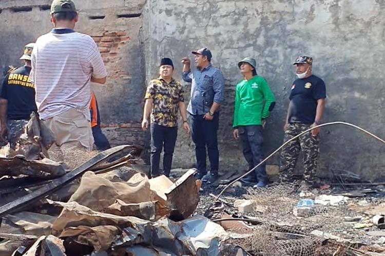 Kurniawan Yuda Beri Bantuan ke Korban Kebakaran di Waru Sidoarjo