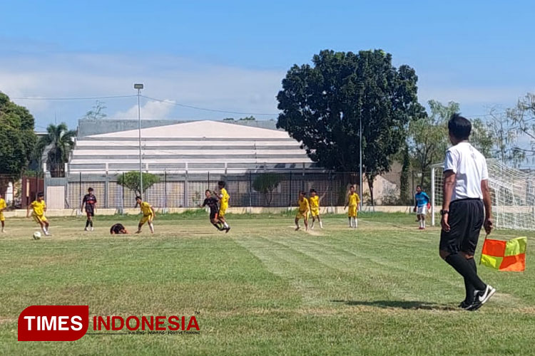 Pertandingan sepak bola pelajar Wali Kota Probolinggo Cup 2023.(Foto: Rizky Putra Dinasi/TIMES Indonesia)