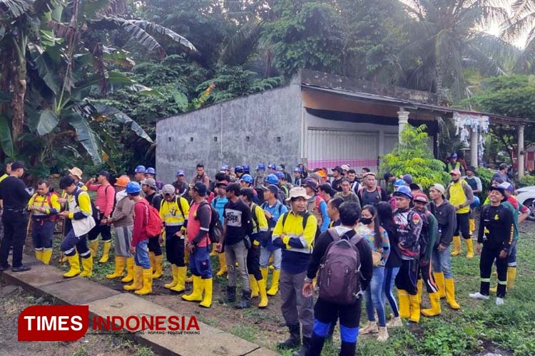 Puluhan Warga Pesanggaran Gabung Tim Survey Geologi PT BSI