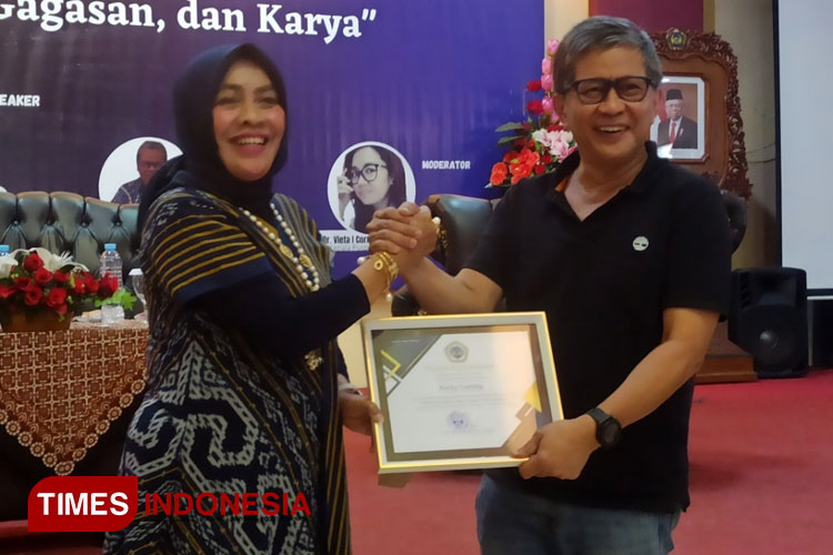 Rektor Unitomo Prof Dr Siti Marwiyah bersama Rocky Gerung, Kamis (6/7/2023).(Foto : Lely Yuana/TIMES Indonesia)