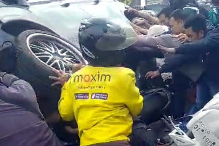Mobil Oleng Tabrak Orang dan Tujuh Sepeda Motor di Depan BRI Bululawang