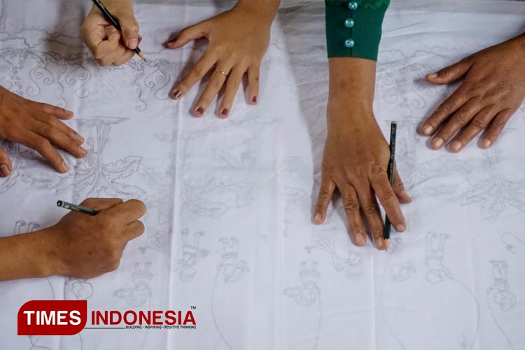 Keren, Masyarakat Kalipuro Banyuwangi Dilatih Kembangan Batik Motif Baru