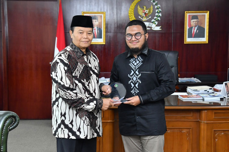 Wakil Ketua MPR RI Hidayat Nur Wahid (kiri) bersama Ketua PPMI Arab Saudi, Muhammad Rifqi Asyraf. (FOTO: dok MPR RI)