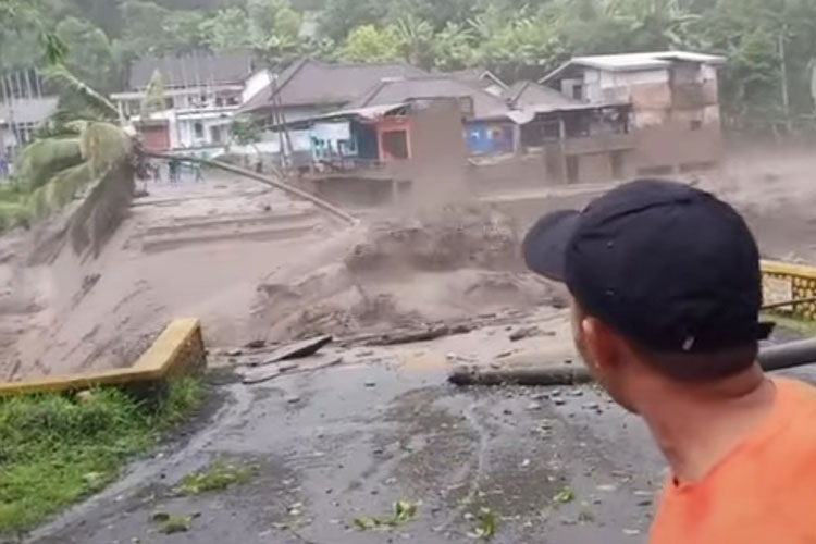 Jembatan Hanyut diterjang banjir, akes Lumajang-Malang putus total. (Foto: Info Semeru)