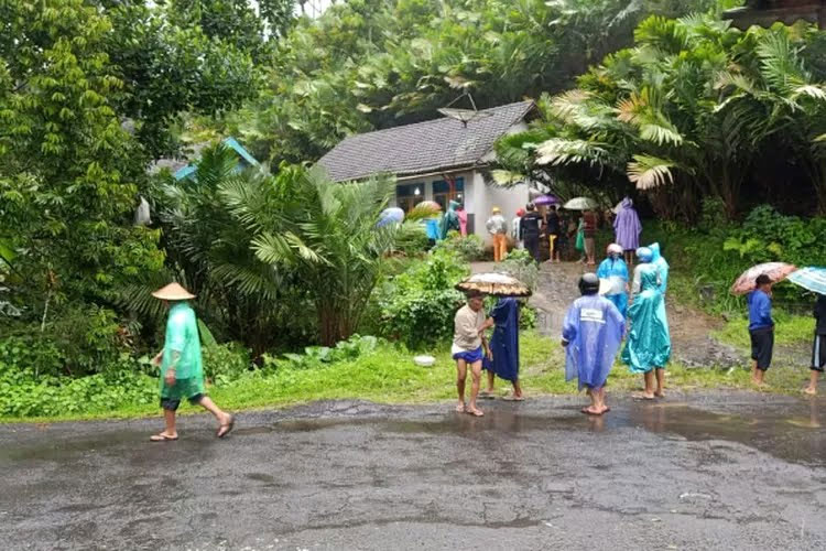Longsor-yang-menutup-Jalur-Lumajang-B.jpg