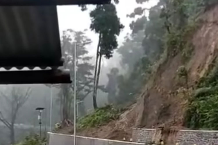 Longsor yang menutup Jalur Lumajang-Malang. (Foto: Info Semeru)
