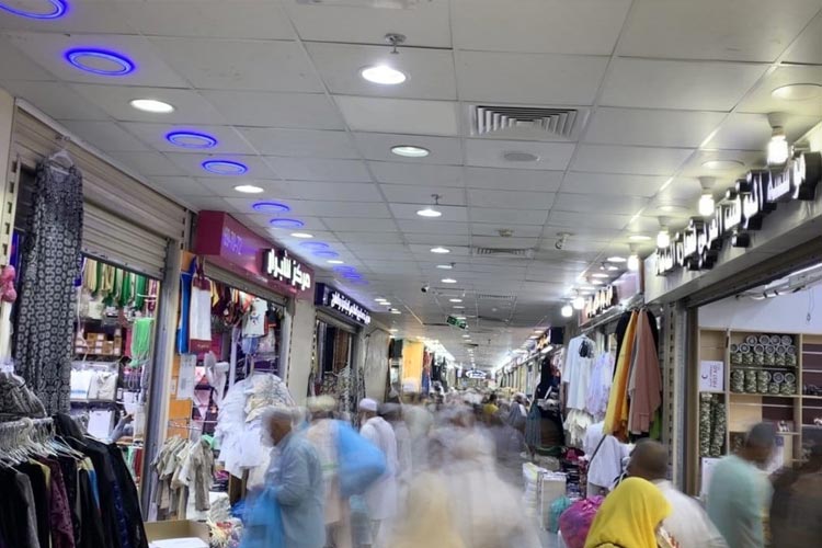 Jamaah haji dari berbagai negara memadati pasar Kakiyah di Makkah, Arab Saudi, Jumat (7/7/2023) sore. (FOTO: MCH 2023) 