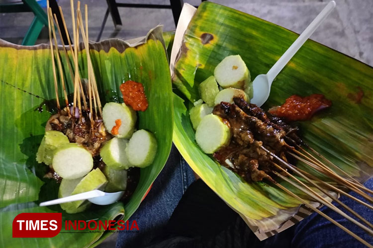 Sate suki khas Jombang disajikan dengan daun pisang dipincuk dan lontong, di Jl. KH. Wahid Hasyim, Jum'at (8/7/2023). (FOTO: Bambang Cahyono/TIMES Indonesia)