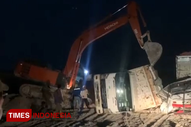Sopir Galian C di Gresik Meninggal Tertimpa Dump Truk