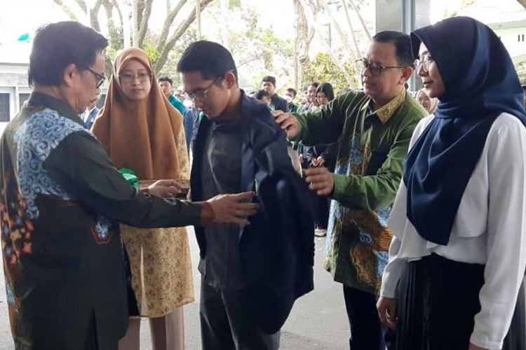 Rektor UIN Malang Prof Zainuddin secara simbolis memberangkatkan peserta KKN pada Jumat (7/7/2023). (Foto: Humas UIN Malang)