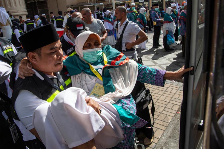 Petugas tampak menggendong jemaah haji lansia sebelum pulang ke Tanah Air. (FOTO: MCH 2023) 