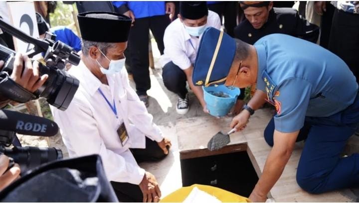 Kapuspen TNI meletakkan batu pertama pembangunan Pesantren Jati Diri Bangsa di Wates Kediri. (Foto: Puspen TNI for TIMES INDONESIA)