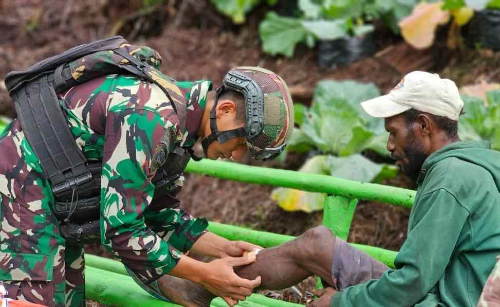 Satgas Pamtas Mobile Yonif Para Raider 330/Tri Dharma memberikan pelayanan pengobatan gratis kepada warga Intan Jaya, Papua. (Foto: Satria Mandalawangi for TIMES INDONESIA)