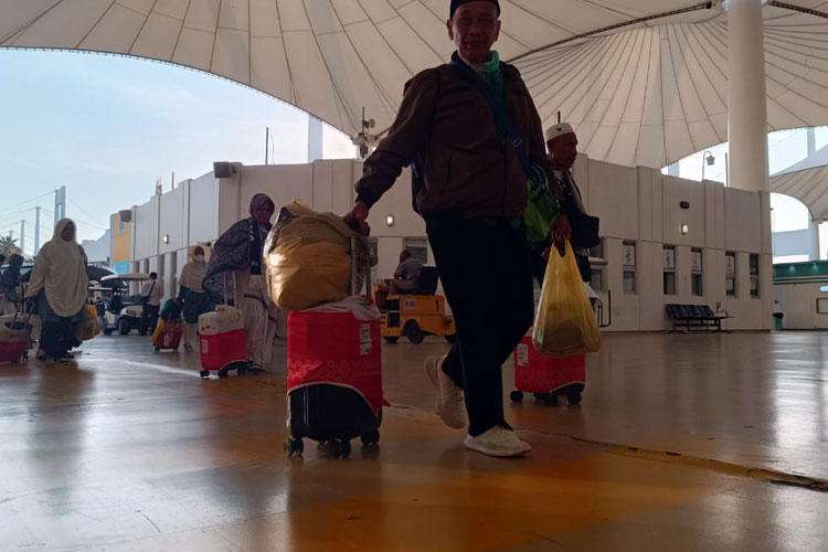 Jemaah haji Indonesia secara bertahap pulang ke tanah air melalui bandara Jeddah. (Foto: MCH 2023)