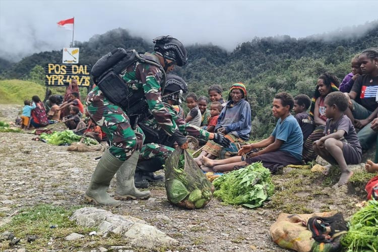 Ciptakan Pasar, Satgas Yonif Para Raider 433 JS Borong Hasil Bumi Warga Distrik Dal Papua