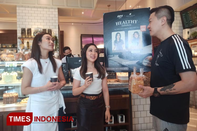 (kiri-kanan) dr Feliciana Soenjoto, Nutritionist Maria Eleonora dan Owner Toby's Estate Steven Tjan, Minggu (9/7/2023).(Foto : Lely Yuana/TIMES Indonesia)
