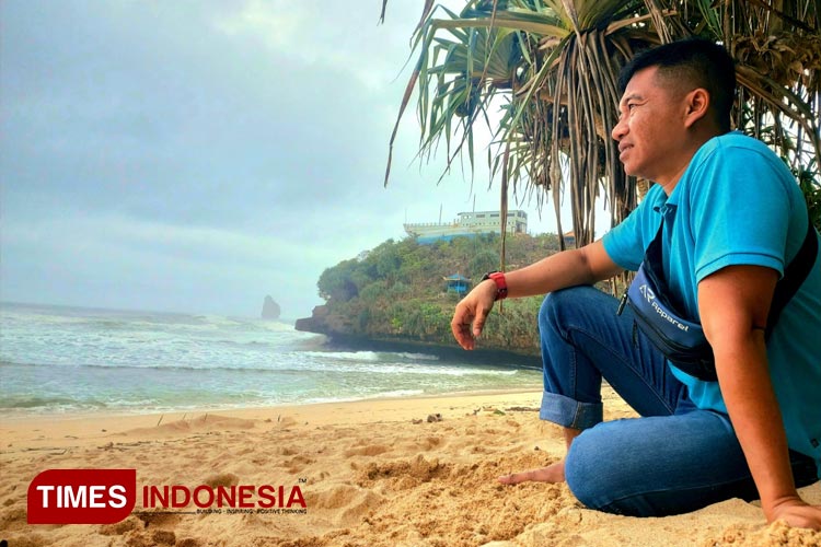 The visitor enjoying his moment at Goa Cina Beach, Malang. (Photo: Khodijah Siti/TIMES Indonesia)