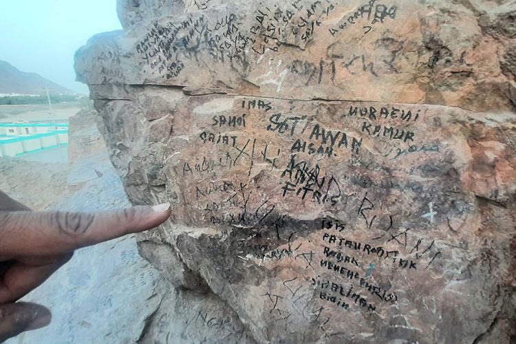 Tulisan nama tergores di batu marmer merah dan hitam Jabal Uhud, gugusan bukit bersejarah saksi perjuangan Rasulullah SAW. (Foto: Bambang H Irwanto/TIMES Indonesia)