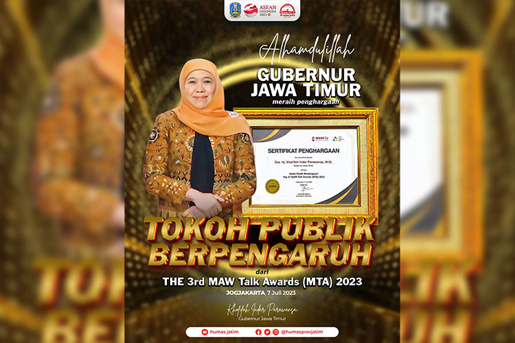 Gubernur Jawa Timur Khofifah Indar Parawansa meraih penghargaan sebagai Tokoh Publik Berpengaruh dalam The 3rd MAW Talk Awards 2023 di Crystal Lotus Hotel Yogyakarta, Kamis (7/7/2023). (FOTO: Dok. Humas Pemprov Jatim) 