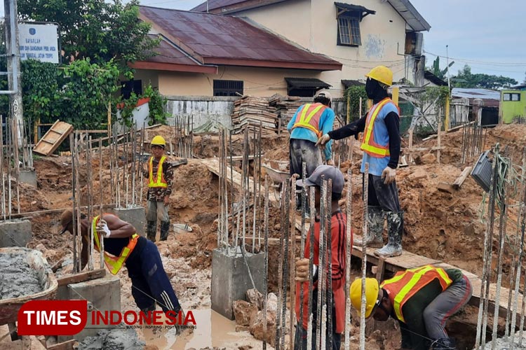 Tinjau Pembangunan Kantor Lurah Berbas Tengah, Anggota DPRD Bontang Senang Tak Ada Hambatan