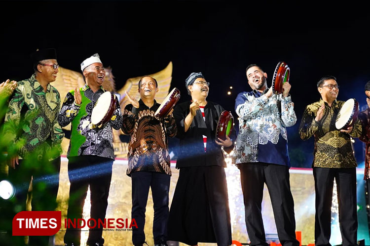 Wali Kota Probolinggo, Wali Kota Pasuruan, Sekda Kabupaten Probolinggo dan segenap Forkompimda menabuh rebana sebagai tanda dibukanya Semipro 2023. (Foto: Taufik Hidayat/TIMES Indonesia)