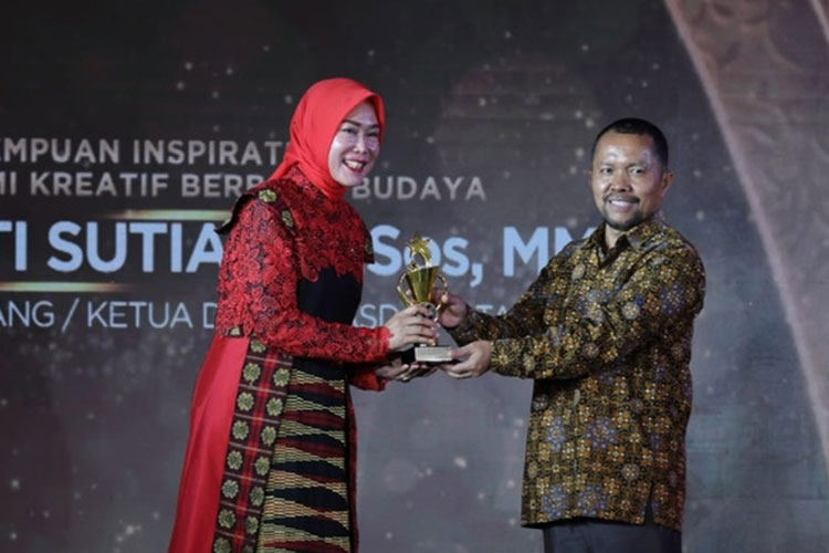 Widayati Sutiaji Raih Penghargaan Perempuan Inspiratif Pegiat Ekonomi Kreatif Berbasis Budaya