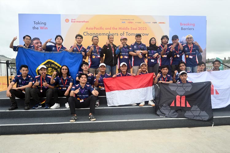 Tim Apatte62 UB yang berhasil meraih juara 1 diajang Shell Eco-Maraton Asia Pasifik dan Timur Tengah 2023 pada kategori Urban Concept subkategori Battery Electric. (FOTO: Humas UB)