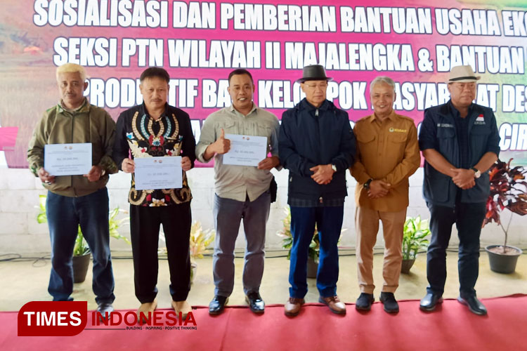 Kelompok Masyarakat Desa Penyangga TNGC Majalengka Terima Bantuan Ekonomi Produktif