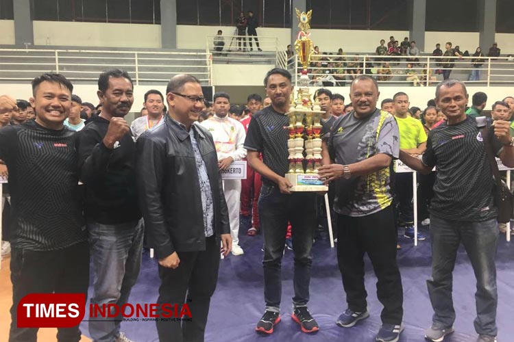 Piala Wali Kota diserahkan langsung oleh Pj Wali Kota Batu, Aries Agung Paewai SSTP MM didampingi Ketua KONI Kota Batu, Sentot Ari Wahyudi SSos MM kepada Ketua PGSI Kota Batu, Iwan Pratama. (FOTO: Muhammad Dhani Rahman/TIMES Indonesia)