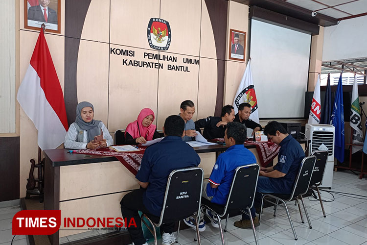 Komisioner KPU Bantul sedang melakukan pemeriksaan dokumen bacaleg. (Foto: Edis/TIMES Indonesia)