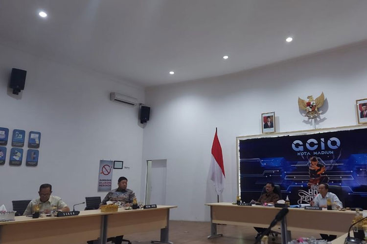Walikota Madiun Angkat Topik Disertasi “Smart City” di Universitas Terbuka Surabaya