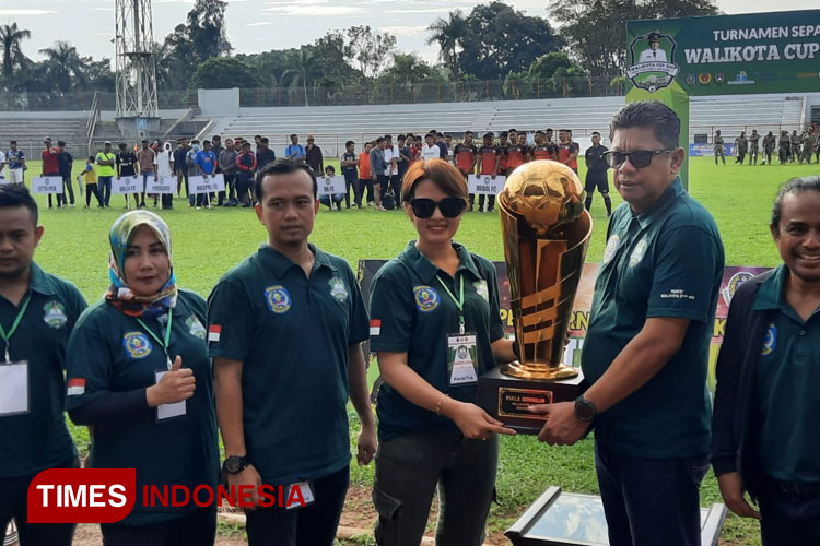 Wali Kota Bontang Basri Rase saat menyerahkan Piala bergilir Wali Kota Cup Bontang XIV kepada panitia. (Foto: Amril/TIMES Indonesia) 