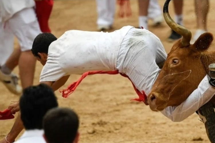 Seorang pria diseruduk banteng dalam festival San Fermin di Pamplona, Spanyol. (Foto: RTE)